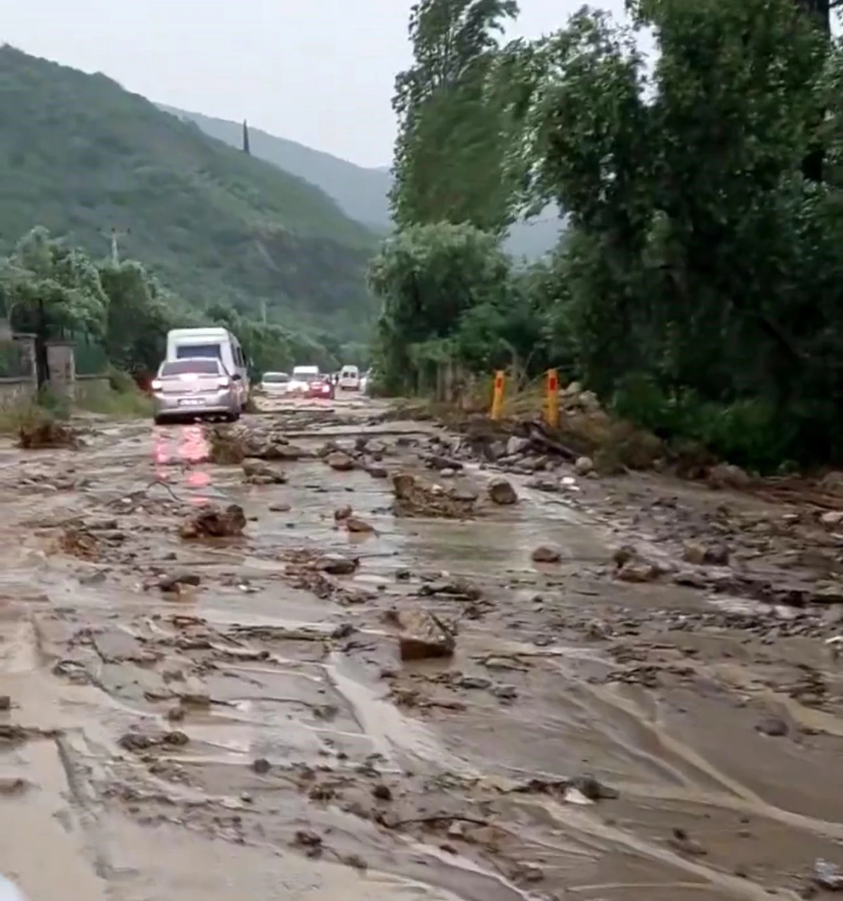 İznik'te Sel ve Sağanak Yağış Yolu Kapattı
