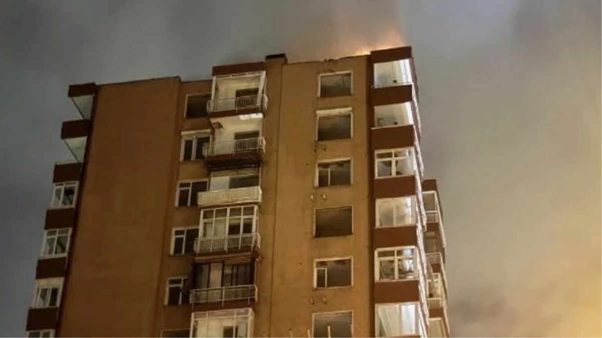 Kadıköy'de 14 katlı metruk binanın çatısına yıldırım düştü