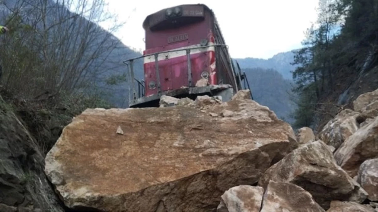 Kömür taşıyan tren, demir yoluna düşen kaya nedeniyle raydan çıktı