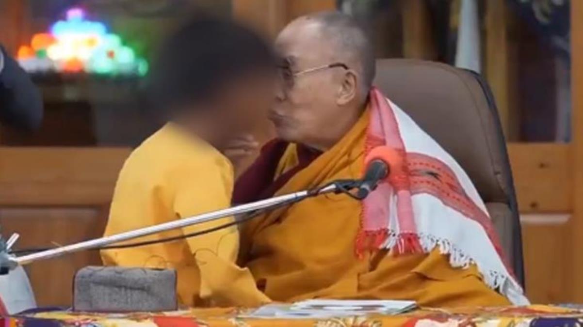 Küçük çocuğu dudağından öpüp skandal sözler söyleyen Dalai Lama özür diledi: Şaka yaptım