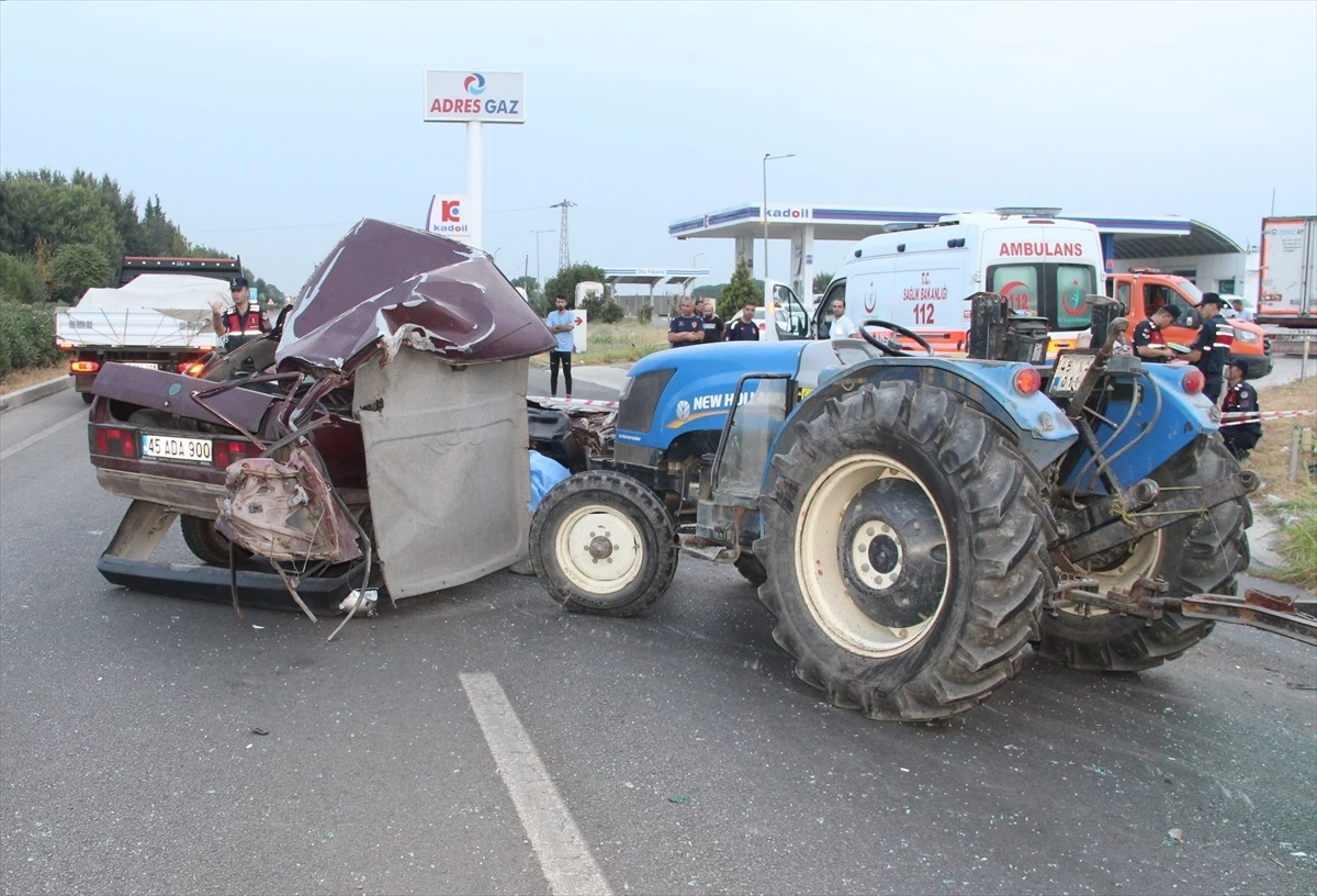 Manisa'da traktöre çarpan otomobilde 1 ölü, 3 yaralı