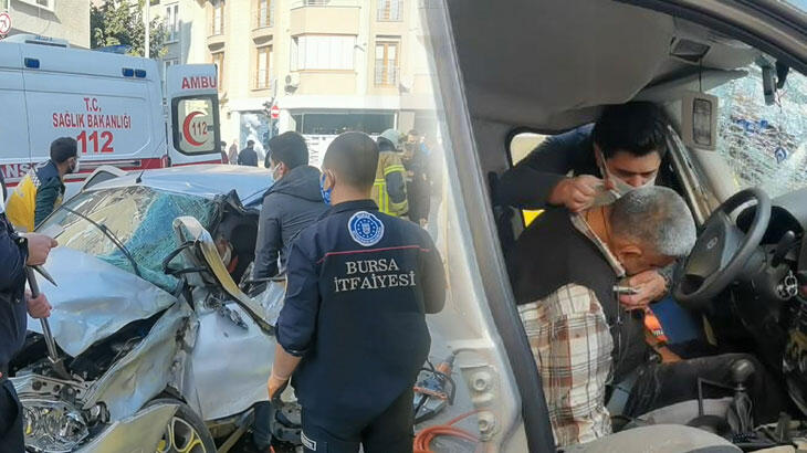 Bursa'da halk otobüsü ile otomobil çarpıştı:  2’si ağır, 7 yaralı