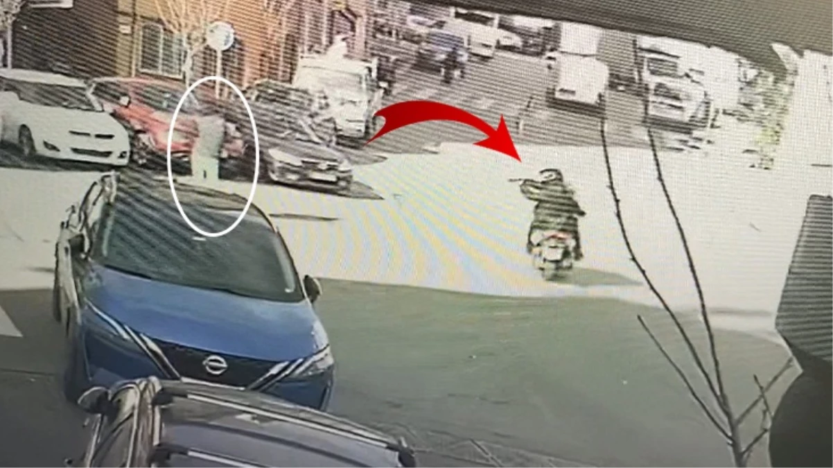 Motosikletli saldırganlar, sokakta yürüyen adama kurşun yağdırdı