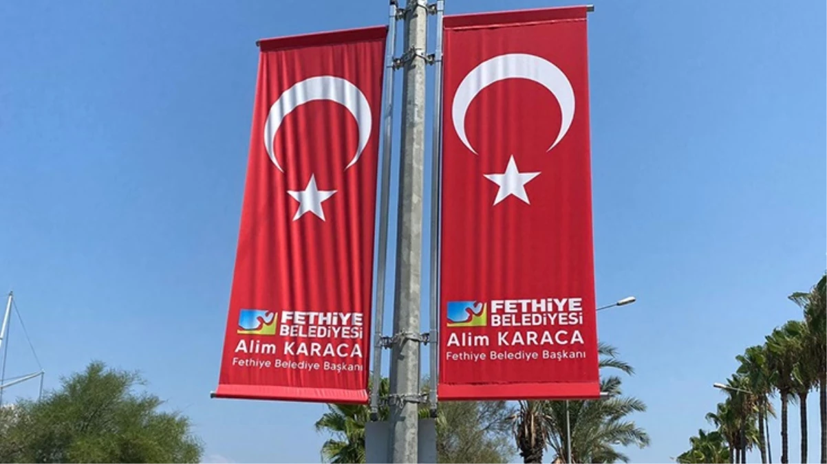 Muğla Valiliği, Fethiye'de belediye başkanının ismiyle asılan Türk bayrakları hakkında soruşturma başlattı