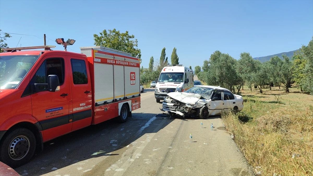 Orhangazi'de Otomobil Çarpışması: 6 Kişi Yaralandı