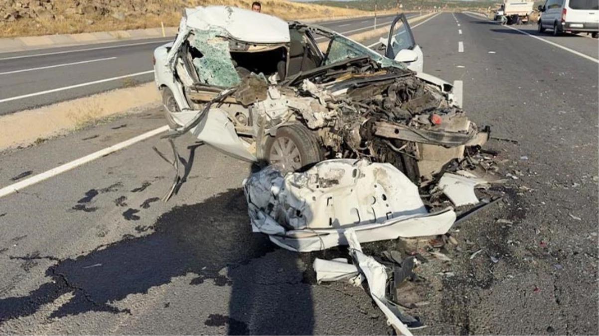 Otomobilin kamyonete arkadan çarptığı kazada 2 sürücü öldü