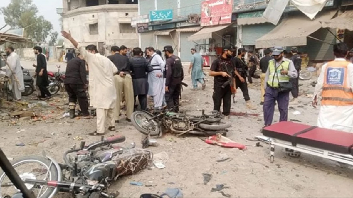 Pakistan'da bombalı saldırı: 14 asker hayatını kaybetti
