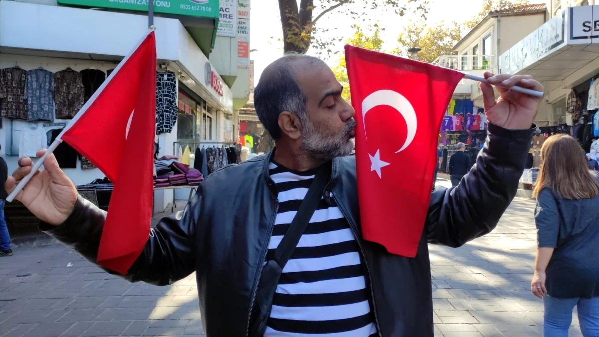 Pakistanlı turist Bursa'da Türk bayrağını öperek sevgi gösterisinde bulundu