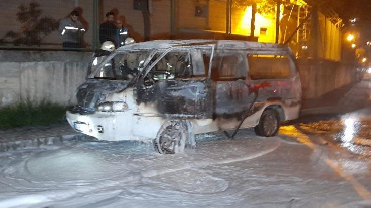 Park halinde alev alev yanan minibüs çalıntı çıktı