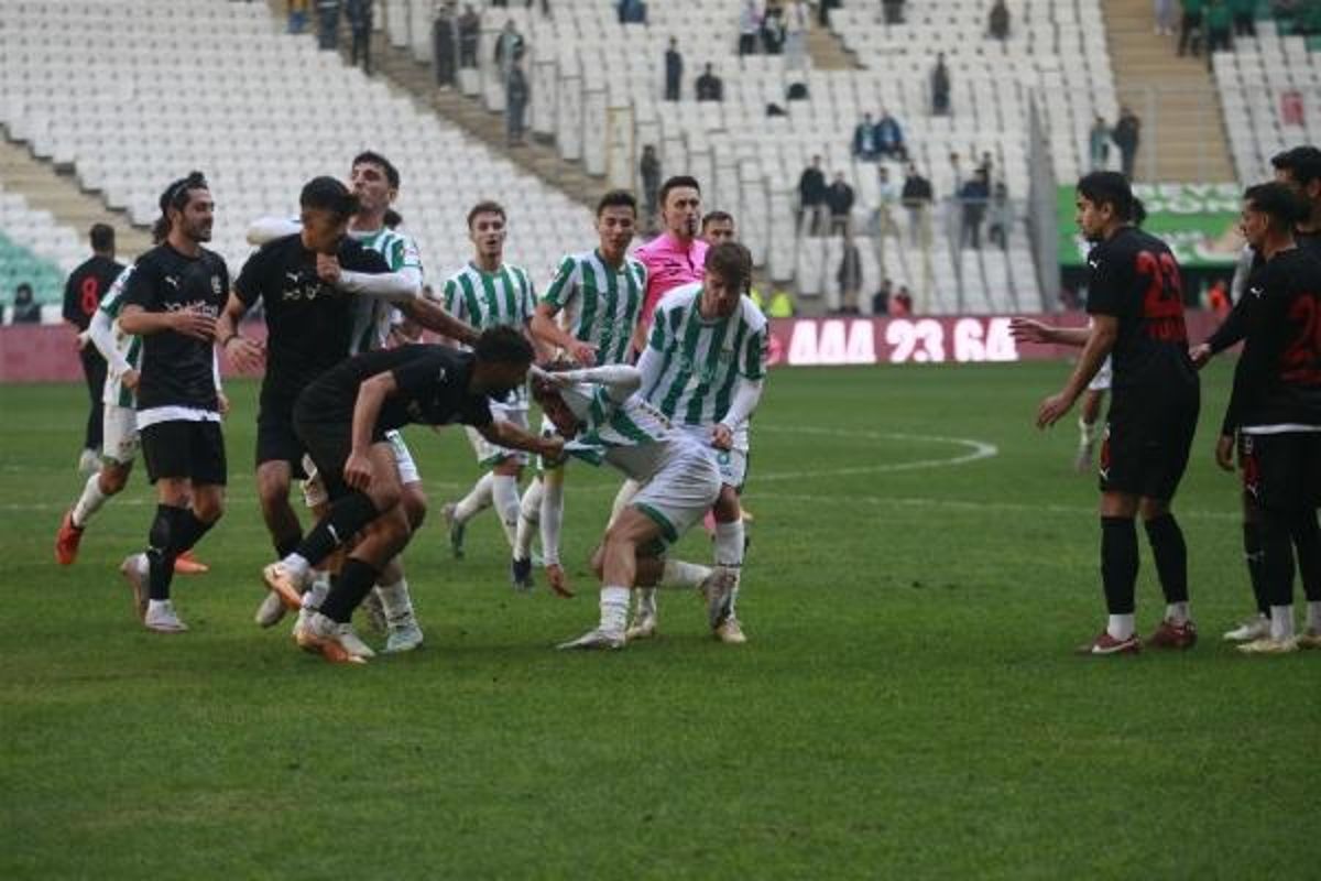 Sahada terör estiren Bursasporlu futbolculara başkanları da sahip çıkmadı