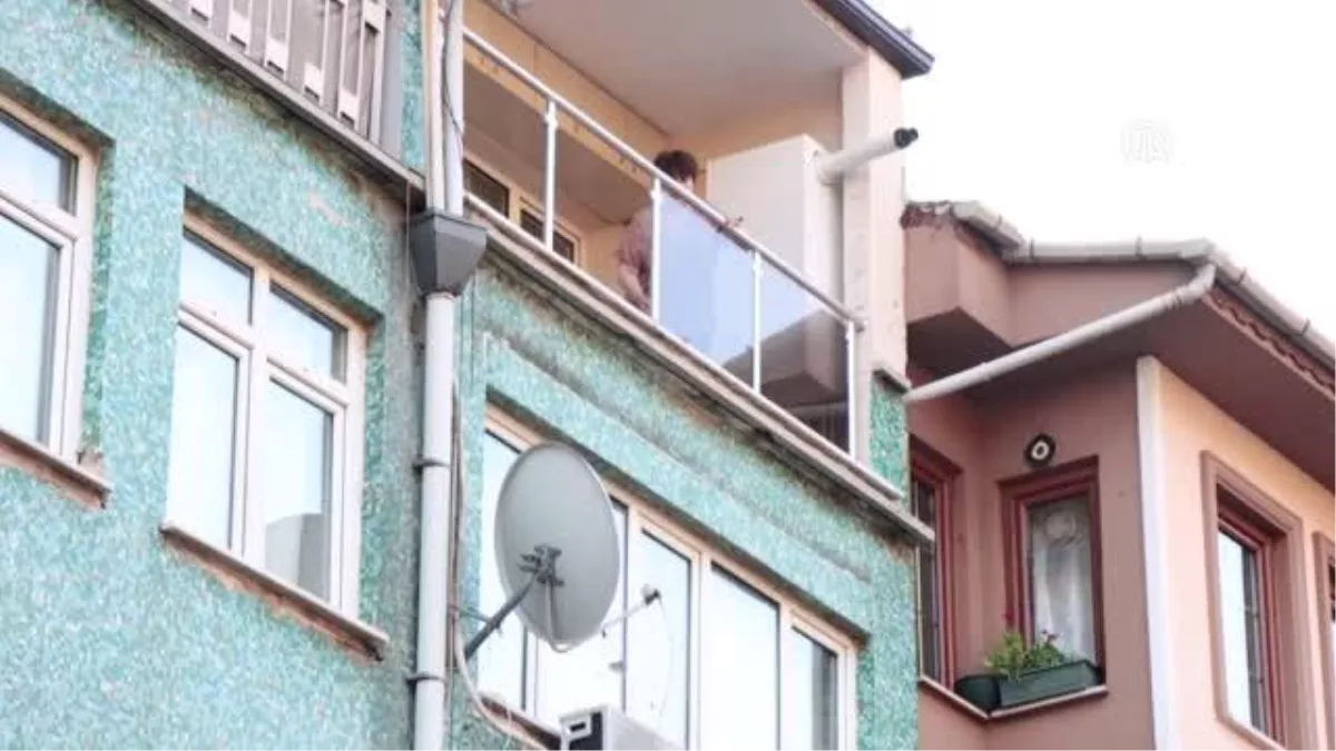 Sinir krizi geçiren kadın evindeki eşyaları balkondan sokağa attı