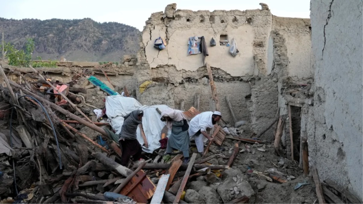 Afganistan'daki depremlerde hayatını kaybedenlerin sayısı 2 bini aştı
