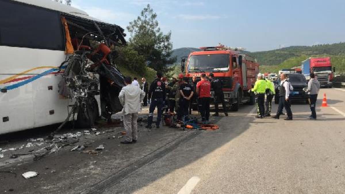 Bursa'da kamyon, yolcu otobüsüne çarptı: 1 ölü, 6 yaralı