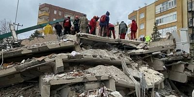 7.7'lik depremde can kaybı 3381 oldu