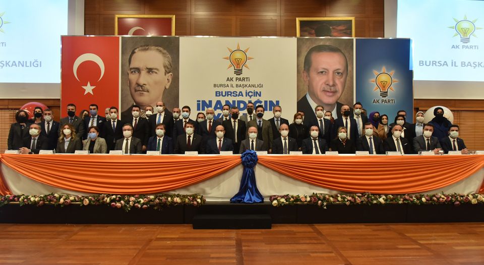 AK Parti Bursa'da yeni yönetimini tanıttı