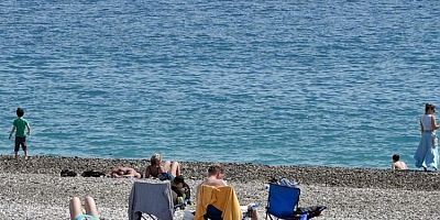 Antalya'da yaz erken başladı, dünyaca ünlü sahil tarla gibi sürüldü
