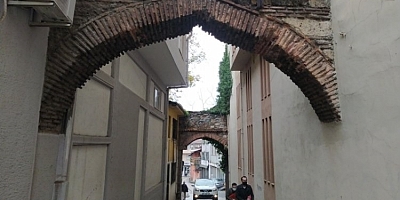 Bursa'da apartmanların içinden çıkan tarihi kemerler görenleri şaşırtıyor
