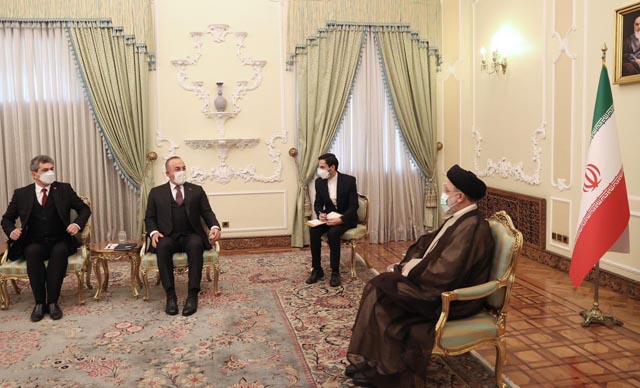 Bakan Çavuşoğlu, İran Cumhurbaşkanı Reisi ile görüştü