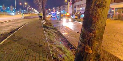 Bursa'da ağaca çarpan otomobil alt yola uçtu!