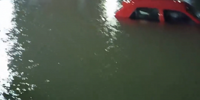 Bursa'da araç süs havuzuna düştü!