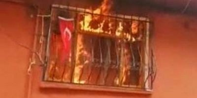 Bursa'da cayır cayır yanan evdeki Türk bayrağı alevlerden etkilenmedi