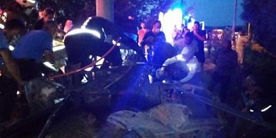 Bursa'da direğe çarpan araç parçalandı: 1 ölü