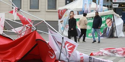 Bursa'da etkili olan fırtına parti stantlarını yerle bir etti