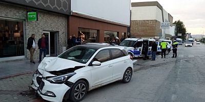 Bursa'da feci kaza! Polis aracı ve otomobil çarpıştı