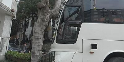 Bursa'da freni patlayan otobüs önce ağaca ve kamyonete, sonra evin duvarına çarptı