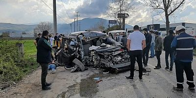 Bursa'da hafif ticari araç beton direğe çarptı: 4 yaralı