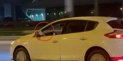 Bursa'da ilginç görüntü: Ayağını camdan sarkıtarak araç sürdü!