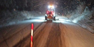 Bursa'da İnegöl-Domaniç yolunda kar yağışı nedeniyle yol trafiğe kapatıldı