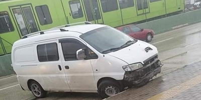 Bursa'da kaçak okul servisi kaza yaptı!