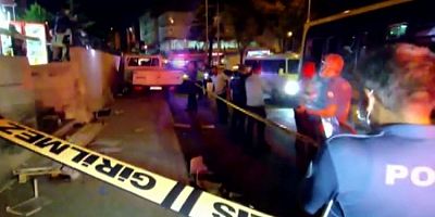Bursa'da kamyonet seyyar satıcıların ve vatandaşların arasına daldı: 1'i ağır 3 yaralı