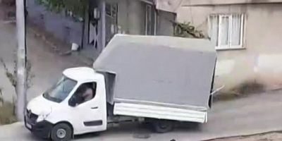 Bursa'da kamyonetin kasası evin balkonuna çarptı