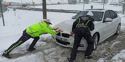 Bursa'da kar esareti: Yüzlerce araç mahsur kaldı