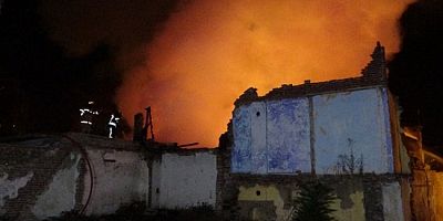 Bursa'da korkutan yangın! Metruk bina alev alev yandı