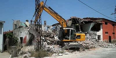 Bursa'da metruk binalar tek tek yıkılıyor