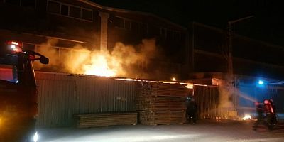 Bursa'da Mobilya İmalathanesinde Yangın Çıktı
