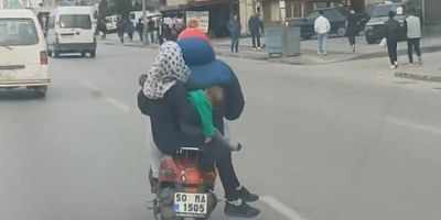 Bursa'da motosiklet sürücüsünün ailesiyle beraber tehlikeli yolculuğu kamerada