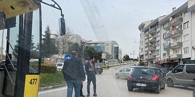 Bursa'da otobüs otomobile çarptı! Otomobil sürücüsü kaçtı