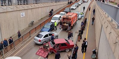 Bursa'da otomobil alt geçide çarptı: 2 yaralı