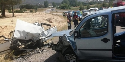 Bursa'da otomobil ile hafif ticari araç çarpıştı: 1 ölü, 2 ağır yaralı