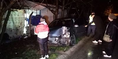 Bursa'da otomobil, TIR'a çarptı: 2 yaralı