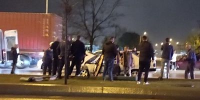 Bursa'da otomobil tıra çarptı: 3 yaralı