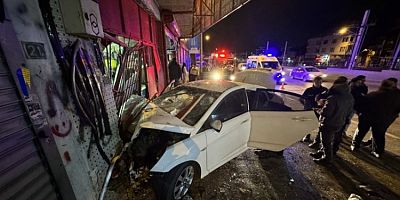 Bursa'da otomobilin iş yerinin kepenklerine çarpması sonucu 3 kişi yaralandı