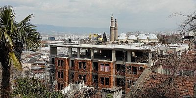 Bursa'da şehrin siluetini bozan binada yıkım başladı