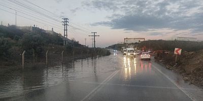 Bursa'da sel suları yolu kapattı, ulaşımda aksamalar yaşandı