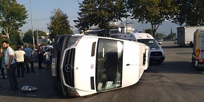Bursa'da servis minibüsü ile otomobilin çarpıştı