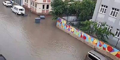 Bursa'da şiddetli yağış hayatı felç etti
